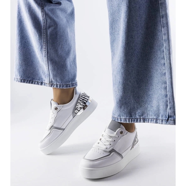 D/GMR Fehér tornacipő a Tooele platformon 1