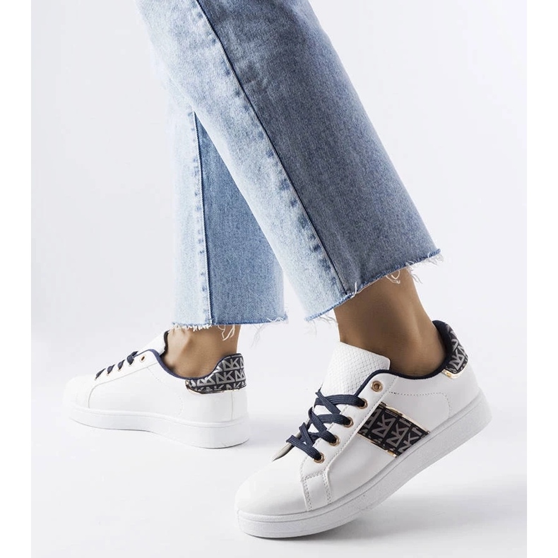 D/GMR Fehér tornacipő díszített felsőrésszel a Saurioltól 1