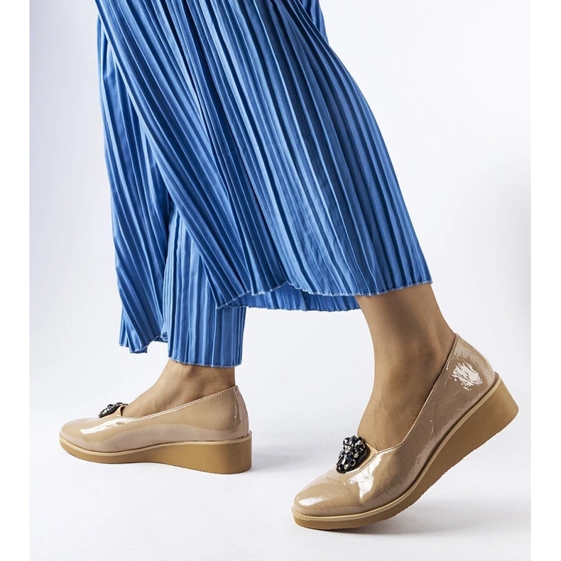 D/GMR Bézs színű lakkozott balerinák Mellori díszítéssel 2