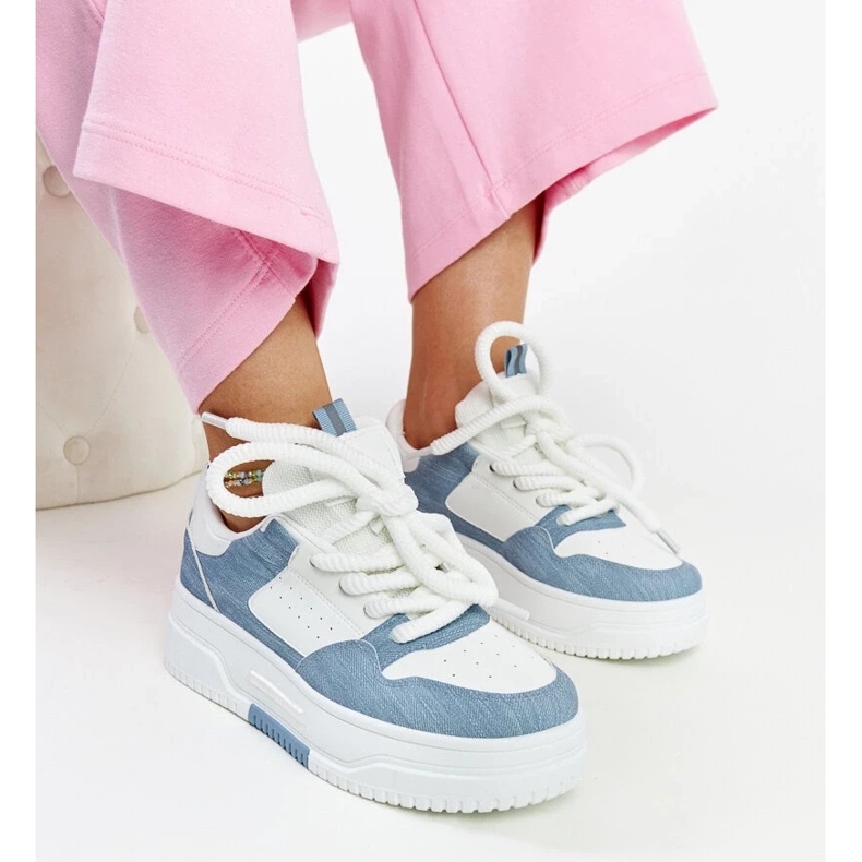 D/GMR Fehér és kék tornacipők a Szekeres platformon 1 D/GMR Fehér és kék tornacipők a Szekeres platformon 1