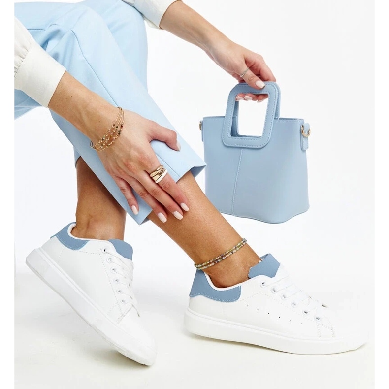 D/GMR Fehér és kék cipők az Ariam platformon 1 D/GMR Fehér és kék cipők az Ariam platformon 1