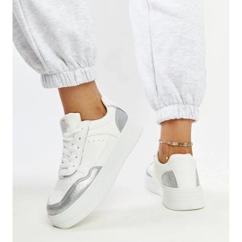 D/GMR Fehér és ezüst színű tornacipő vastag Rumai talppal 2 D/GMR Fehér és ezüst színű tornacipő vastag Rumai talppal 2