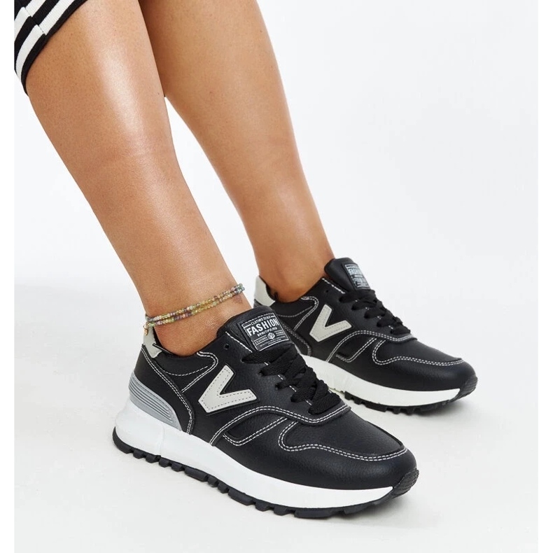 Fekete tornacipő vastag Cettina talppal 2