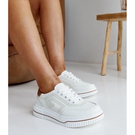 Bézs bőr cipők rohannak 2 Bézs bőr cipők rohannak 2