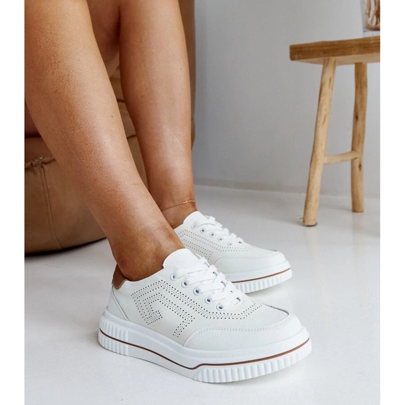 Bézs bőr cipők rohannak 2 Bézs bőr cipők rohannak 2