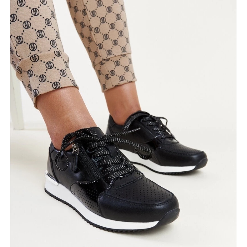 Fekete bőr tornacipő fém betéttel Rida 2