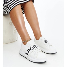 Fehér cipők az Ayna platformon 1