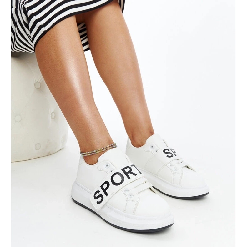 Fehér cipők az Ayna platformon 1