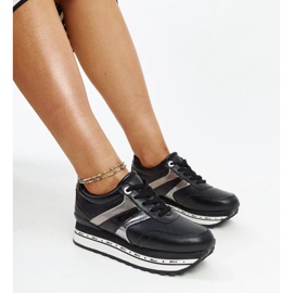 Fekete cipők a Mehari magas talpán 1