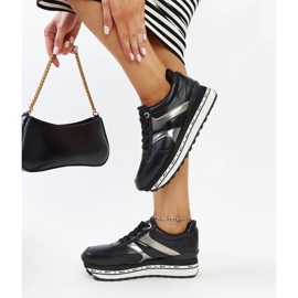 Fekete cipők a Mehari magas talpán 2