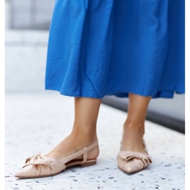 Hegyes orrú balettlakások Barira masnival bézs 1