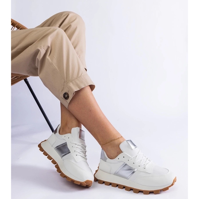 D/CEO Fehér cipők látható Restia Protectorral 1 D/CEO Fehér cipők látható Restia Protectorral 1