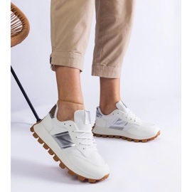 D/CEO Fehér cipők látható Restia Protectorral 2 D/CEO Fehér cipők látható Restia Protectorral 2