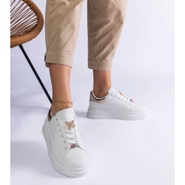 D/CEO Fehér cipők a platformon, pillangó elrendezéssel díszítve 2 D/CEO Fehér cipők a platformon, pillangó elrendezéssel díszítve 2