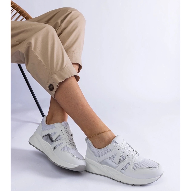 D/CEO Fehér cipők egy vastag talpos sierrán 2