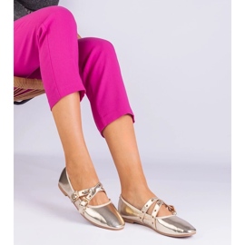 D/CEO Az Eco -Leatherből készült arany balerinák, amelyek emmarino csatokkal vannak díszítve aranysárga 1