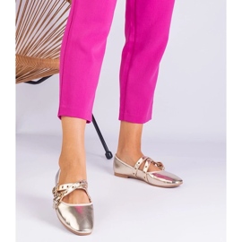 D/CEO Az Eco -Leatherből készült arany balerinák, amelyek emmarino csatokkal vannak díszítve aranysárga 2