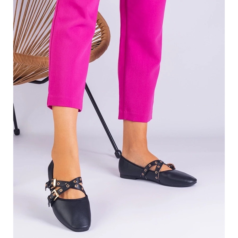 D/CEO Eco -léből készült fekete balerinák, amelyek Emmarino csatokkal díszítik 2