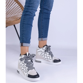 Fehér női cipők vastag csipkékkel 1