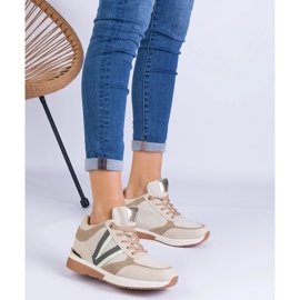 Bézs női cipők rejtett ékön 1