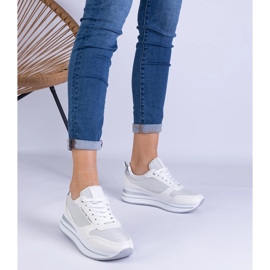 Női fehér tornacipő az emelvényen 1