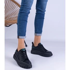 Fekete női cipők egy magas platformon 1