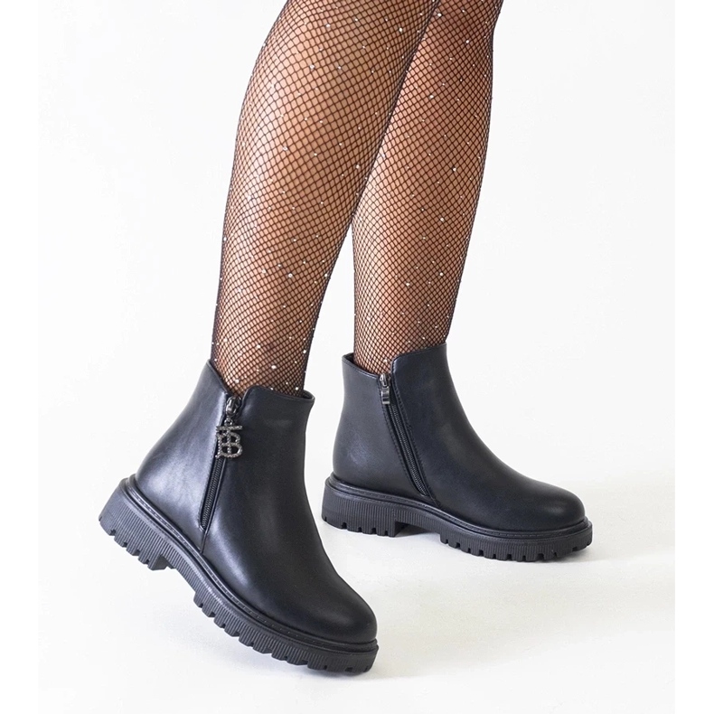 D/CEO Fekete bokacsizma dekoratív medállal a Melane ökobőr platformon 1