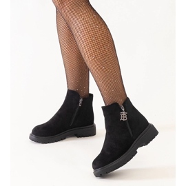 D/CEO Fekete bokacsizma dekoratív medállal a Melane öko-velúr platformon 1