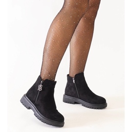 D/CEO Fekete bokacsizma dekoratív medállal a Melane öko-velúr platformon 2