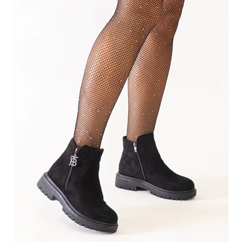 D/CEO Fekete bokacsizma dekoratív medállal a Melane öko-velúr platformon 2
