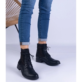 Fekete áttört lapos csizma a Reeves márkától 1