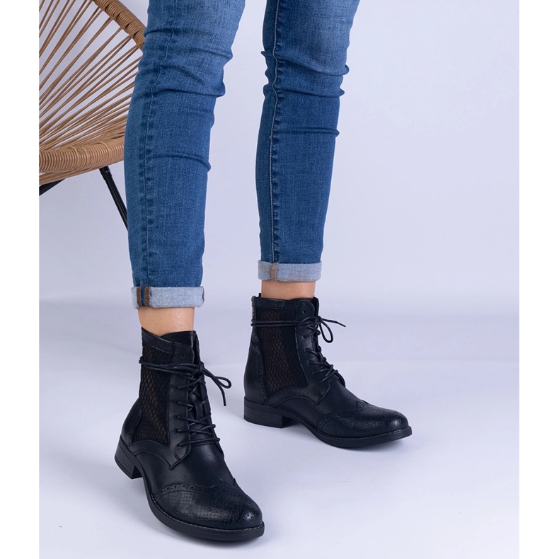 Fekete áttört lapos csizma a Reeves márkától 1