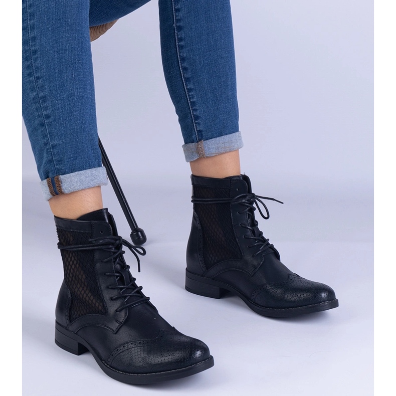 Fekete áttört lapos csizma a Reeves márkától 2