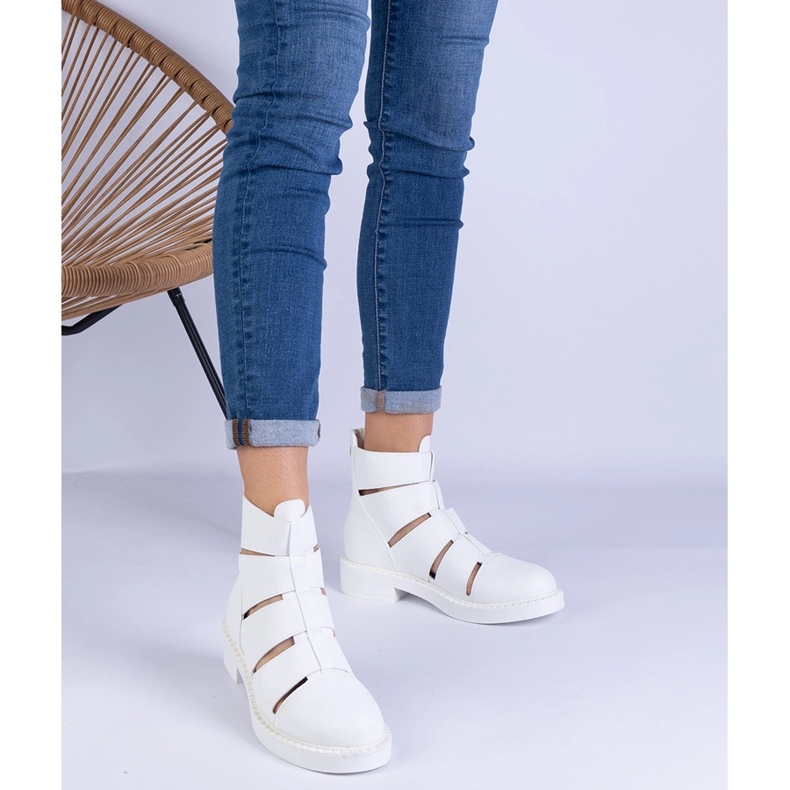 Fehér csizma öko -lécel, lapos kivágásokkal 1