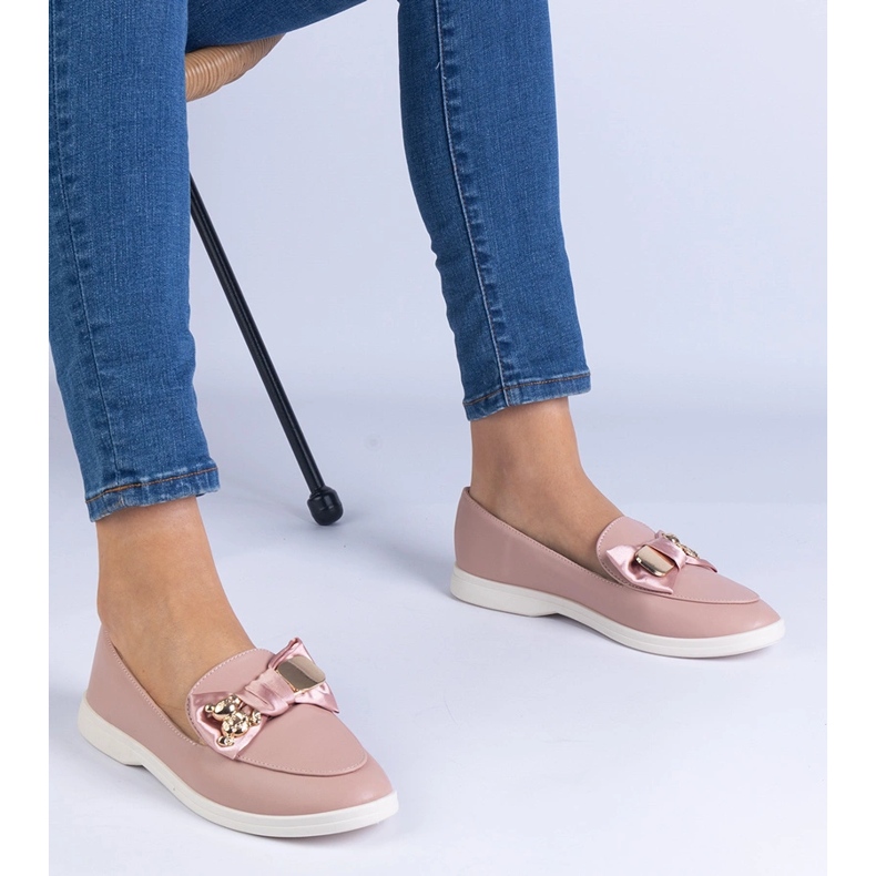 Egy íj és arany mackóval díszített rózsaszínű cipők 1 Egy íj és arany mackóval díszített rózsaszínű cipők 1