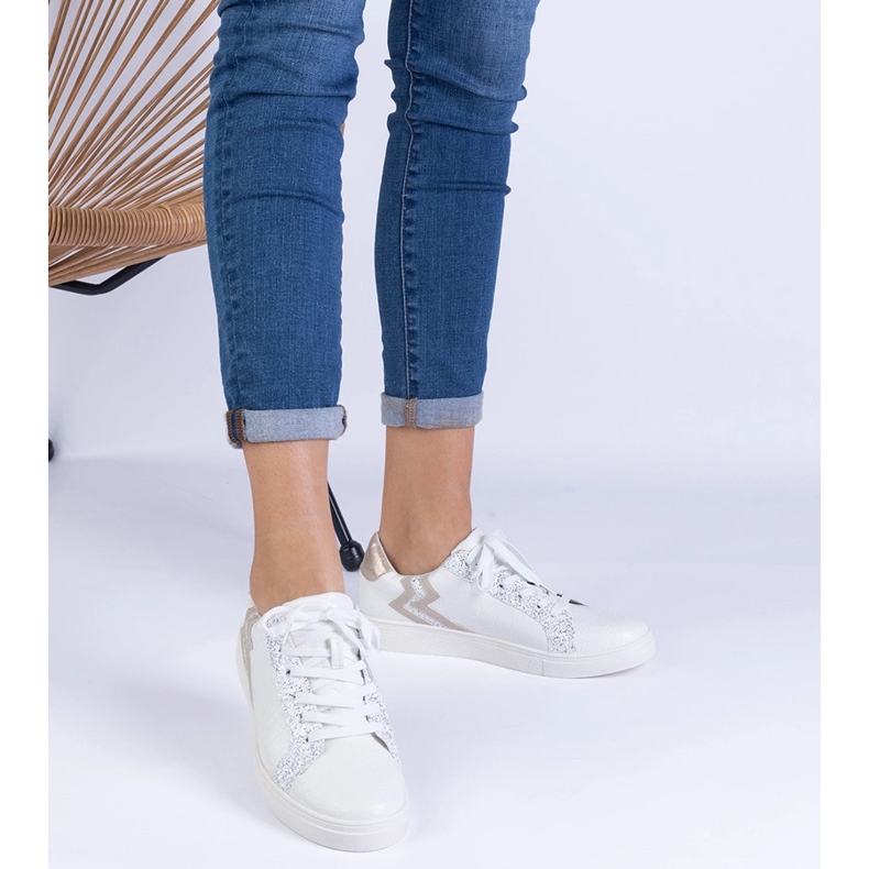 Női fehér cipők domborítással és csillogással 1 Női fehér cipők domborítással és csillogással 1