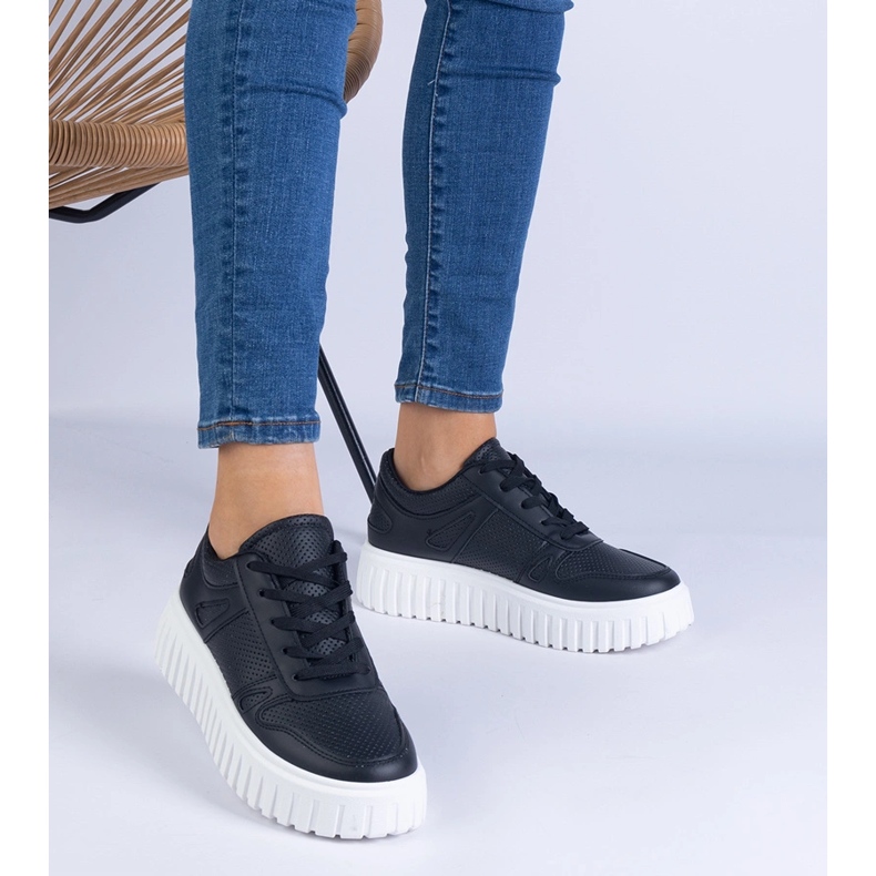 Fekete nyitott cipők egy hatalmas talpon 1