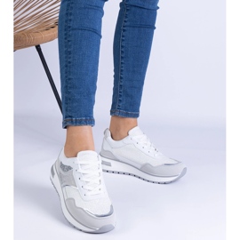 Csillogó és cirkonokkal díszített fehér cipők 1 Csillogó és cirkonokkal díszített fehér cipők 1