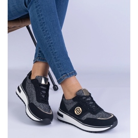 Fekete cipők fényes arany dekorációval 2