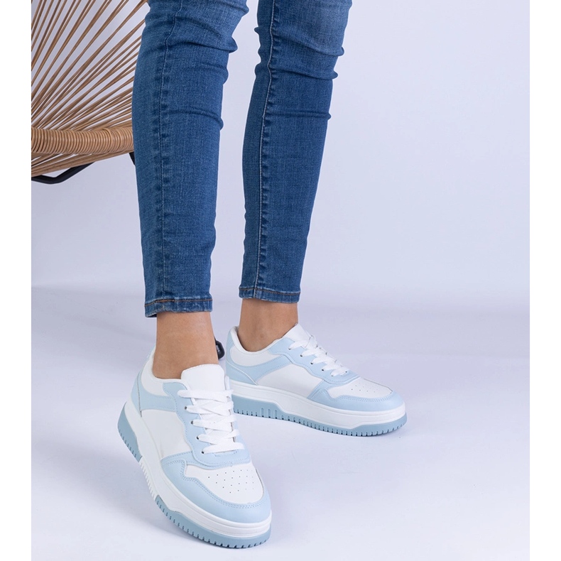 Kék cipők egy vastag talpon 1