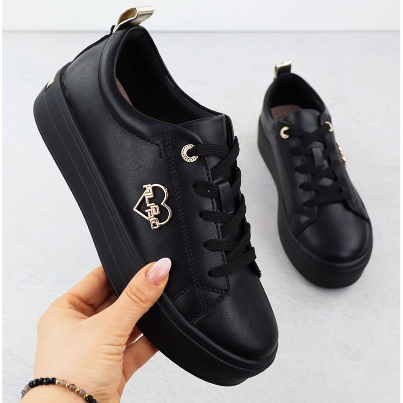 Női bőrcipő a platformon Czarne Filippo 3533 fekete 1 Női bőrcipő a platformon Czarne Filippo 3533 fekete 1