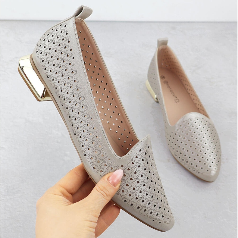 Női cipő egy dekoratív sarokon nyitott bézs potocki sz12574 1