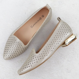 Női cipő egy dekoratív sarokon nyitott bézs potocki sz12574 2