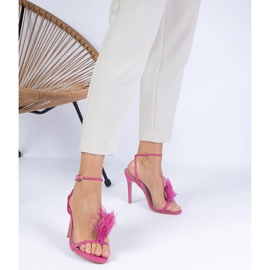 Rózsaszín szandál egy tollakkal ellátott csapon 1