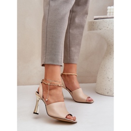 Bőrszandál egy magas sarkú sarokon, dekoratív chebello 4440 bézs karkötővel 2