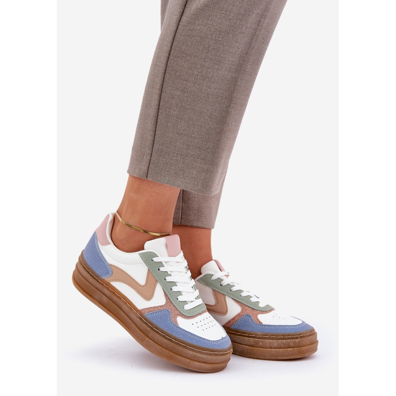 Női búcsúk, csillogással a kék platformon 1