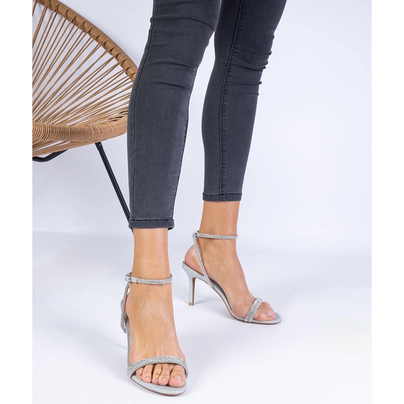 Ezüst elegáns szandál egy magas sarkú cirkonokkal díszítve 1