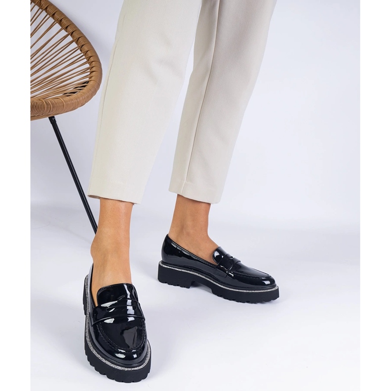 Fekete lakkozott cipők cirkonokkal díszítve 1