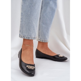 Ballerinák egy lapos talpon, fekete dekorációval 2