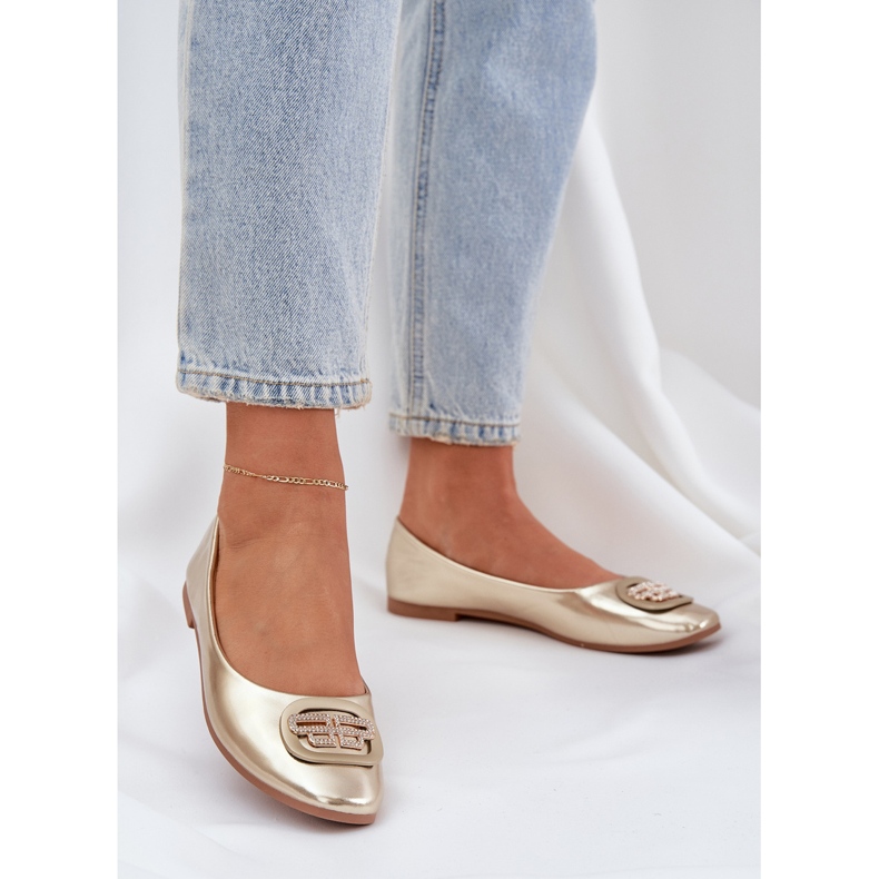 Ballerinák egy lapos talpon, arany díszítéssel aranysárga 2